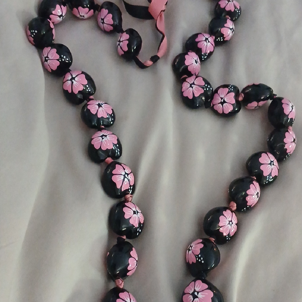 Preownwd Floral Black and Pink Beaded Necklace..lovely